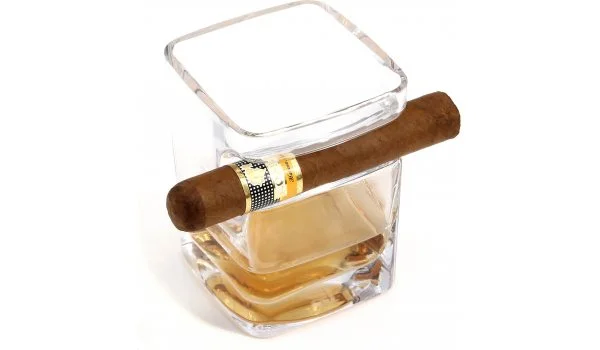 Skleněný pohár adorini na doutníky, rum a whisky