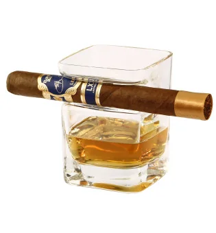 Sklenice na rum nebo whisky s podstavcem na doutník